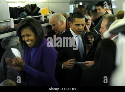 Le président élu Barack Obama, Vice-président élu Joe Biden et son épouse Michelle Obama parler aux voyageurs des trains sur le Train Whistle Stop tournée à l'extérieur de Baltimore, Maryland le 17 janvier 2009. Le voyage de cérémonie fera le président élu Barack Obama, Vice-président élu Biden et leurs familles à Washington pour leurs inaugurations avec des événements supplémentaires à Philadelphie, Wilmington et Baltimore. Obama va prêter serment en tant que 44e président des États-Unis du 20 janvier 2009. (UPI Photo/Kevin Dietsch) Banque D'Images