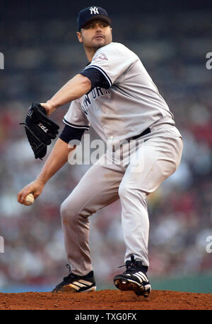 Lanceur Roger Clemens Yankees les vents jusqu'à une hauteur en quatrième manche, contre les Red Sox de Boston, au cours de la série de championnat de la ligue américaine, à Fenway Park à Boston le 11 octobre 2003. Clemens, qui prend sa retraite à la fin de 2003, le tangage est potentiellement dans le dernier match de sa carrière toutes les étoiles. (UPI/Steven E. Frischling) Banque D'Images