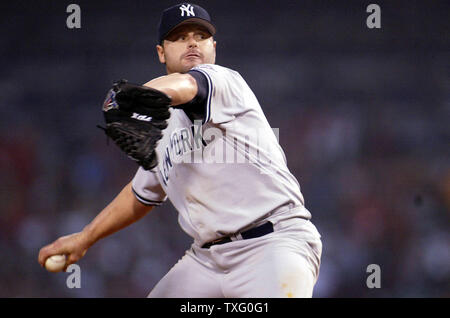 Lanceur Roger Clemens Yankees les vents jusqu'à une hauteur en sixième manche, contre les Red Sox de Boston, au cours de la série de championnat de la ligue américaine, à Fenway Park à Boston le 11 octobre 2003. Roger Clemens, qui prend sa retraite à la fin de 2003, le tangage est potentiellement dans le dernier match de sa carrière toutes les étoiles. (UPI/Steven E. Frischling) Banque D'Images