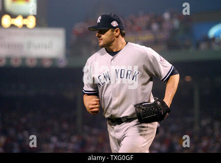 Lanceur Roger Clemens, des New York Yankees, quitte le terrain, peut-être pour la dernière fois de sa carrière, à la fin de la sixième manche, après avoir affronté les Red Sox de Boston, au cours de la série de championnat de la ligue américaine, à Fenway Park à Boston le 11 octobre 2003. Roger Clemens, qui prend sa retraite à la fin de 2003, le tangage est potentiellement dans le dernier match de sa carrière. all star(UPI/Steven E. FRISCHLING) Banque D'Images