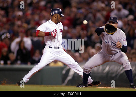 Damian Jackson, les Boston Red Sox, rentre en première base avant que la balle est capturé par le joueur de premier but Nick Johnson, des Yankees de New York, au cours d'une tentative d'arracher,dans la huitième manche, au cours de la série de championnat de la ligue américaine, les Red Sox de Boston face aux Yankees de New York, à Fenway Park, lundi, 13 octobre 2003 . Les Red Sox défait les Yankees 3-D1, ce qui immobilise la série à deux matchs chacun. (UPI/Steven E. FRISCHLING) Banque D'Images