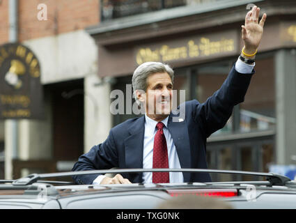 John Kerry, candidat démocrate à la présidence des courbes pour une foule de supporters à l'extérieur de l'Ye Olde Oyster House, où il mange chaque jour de l'élection le mardi, 2 novembre 2004, à Boston, Massachusetts. (Photo d'UPI/Steven E. Frischling) Banque D'Images