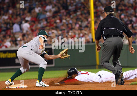 Red Sox de Boston center fielder Coco Crisp met son visage dans la terre comme il vole le deuxième but contre Oakland Athletics le deuxième but Mark Ellis dans la septième manche à Fenway Park à Boston le 13 juillet 2006. (Photo d'UPI/Katie McMahon) Banque D'Images