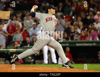 Le lanceur des Twins de Minnesota Juan Rincon ferme les Twins' 8-2 victoire contre les Red Sox de Boston au Fenway Park à Boston le 20 septembre 2006. (Photo d'UPI/Katie McMahon) Banque D'Images
