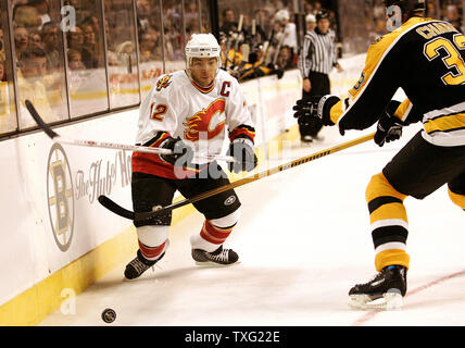 L'ailier droit des Flames de Calgary Jarome Iginla (12) catimini passé défenseur des Bruins de Boston Zdeno Chara (33) de la Slovaquie au cours de la première période, le 19 octobre 2006 à l'TD Banknorth Garden de Boston. (Photo d'UPI/Matthew Healey) Banque D'Images