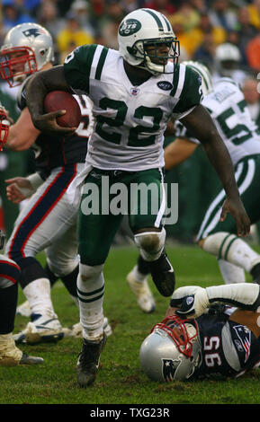 New York Jets corner retour Justin Miller esquive New England Patriots linebacker Tully Banta-Cain, gagnant 15 mètres sur un punt return au deuxième trimestre au Stade Gillette de Foxboro, Massachusetts le 12 novembre 2006. (Photo d'UPI/Katie McMahon) Banque D'Images