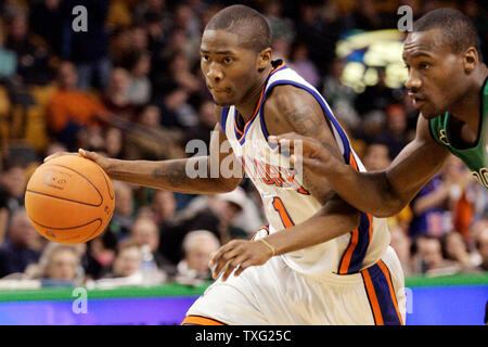 New York Knicks guard Jamal Crawford (11) cours des Boston Celtics guard Tony Allen (42) au cours de la du quatrième trimestre au TD Banknorth Garden de Boston le 24 novembre 2006. Les Knicks a remporté 101-77. (Photo d'UPI/Matthew Healey) Banque D'Images