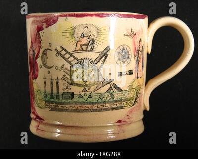 Faïence anglaise beer mug vitrage avec textes et décors maçonniques H 10 cm et 14 cm, du milieu du xixe siècle, Paris, Musée de la Franc-maçonnerie Banque D'Images