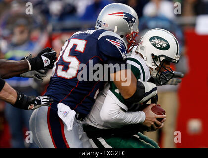 New England Patriots linebacker Tully Banta-Cain sacs New York Jets quarterback Chad Pennington au cours du quatrième trimestre d'une perte de 12 yards au Stade Gillette de Foxboro, Massachusetts, le 7 janvier 2007. Les Patriotes défait les Jets 37-16. (Photo d'UPI/Katie McMahon) Banque D'Images