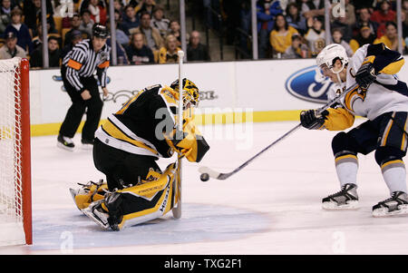 Le gardien des Bruins de Boston, Tim Thomas (30) arrête un tir de Sabres de Buffalo centre et le capitaine Daniel Brière (48) heures supplémentaires dans une fusillade le 15 janvier 2007, à l'TD Banknorth Garden de Boston. Les Bruins a gagné le match 3-2. (Photo d'UPI/Matthew Healey) Banque D'Images