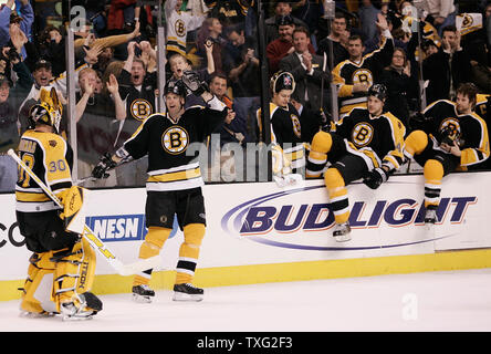 Les Bruins de Boston, sortir à féliciter leur gardien Tim Thomas (30) après avoir remporté un shootout heures supplémentaires contre les Sabres de Buffalo le 15 janvier 2007, à l'TD Banknorth Garden de Boston. Les Bruins a gagné le match 3-2. (Photo d'UPI/Matthew Healey) Banque D'Images