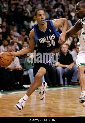 Dallas Mavericks guard Devin Harris durs passé Boston Celtics center Kendrick Perkins dans la seconde moitié du TD Banknorth Garden de Boston le 23 mars 2007. Les Mavericks défait les Celtics 109-95.(Photo UPI/Matthew Healey) Banque D'Images