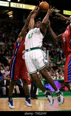 Boston Celtics avant rookie Leon Powe (0) fait apparaître un recul alors que sous la pression des Detroit Pistons en avant Amir Johnson (R) et de garde Lindsey Hunter (L) dans la première moitié du TD Banknorth Garden de Boston le 18 avril 2007. (Photo d'UPI/Matthew Healey) Banque D'Images