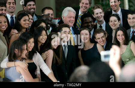 L'ancien Président Bill Clinton pose pour une photo de groupe avec les étudiants du collège de Harvard à la fin de la journée de classe du Collège Harvard 2007 Exercices aux Tercentenary Theatre sur le campus de Harvard à Cambridge (Massachusetts) le 6 juin 2007. (Photo d'UPI/Matthew Healey) Banque D'Images