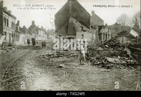 Carte postale représentant les ruines de la ville de Villequier Aumont (Aisne) après la PREMIÈRE GUERRE MONDIALE À l'explosif : Place et rue de l'Eglise. 1918 Banque D'Images