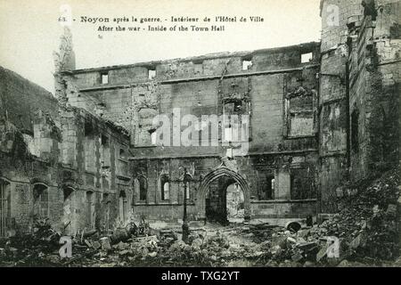 Carte postale représentant les ruines Hôtel de Ville de Noyon (nord de la France) après la PREMIÈRE GUERRE MONDIALE À l'explosif. 1918 Banque D'Images