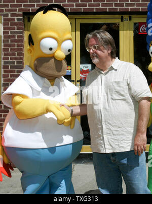 'The Simpsons Movie' producteur Matt Groening (R), serre la main avec Homer Simpson à la ville premier ministre de Les Simpson - le film au cinéma dans Springfield Springfield, Vermont le 21 juillet 2007. (Photo d'UPI/Matthew Healey) Banque D'Images