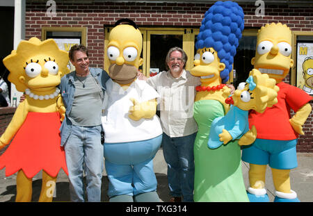 'Les Simpson - Le film' réalisateur David Silverman (2L) les peuplements avec producteur Matt Groening (C) et les caractères de l'animation à la ville premier ministre de 'Les Simpson - Le Film" au cinéma dans Springfield Springfield, Vermont le 21 juillet 2007. De gauche à droite Lisa Simpson, David Silverman, Homer Simpson, Matt Groening, Marge Simpson, Maggie Simson, et Bart Simpson. (Photo d'UPI/Matthew Healey) Banque D'Images