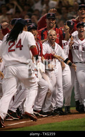 Les Red Sox de Boston de cheer accueil plaque comme runner Manny Ramirez (24) fait son chemin vers eux après Ramirez a frappé un jeu gagnant trois homerun run en neuvième manche du match deux de la Division de la ligue américaine contre la série Los Angeles Angels à Fenway Park à Boston le 5 octobre 2007. (Photo d'UPI/Matthew Healey) Banque D'Images