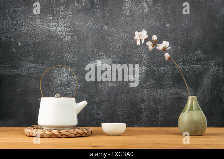 Plateau fixe et des vases sur la table Banque D'Images