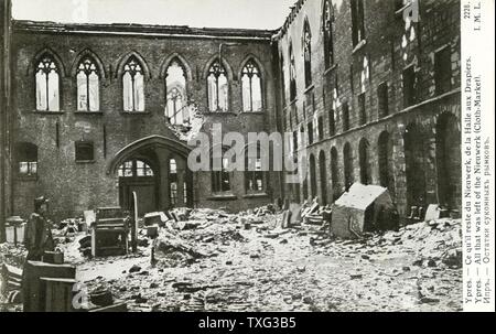 Carte postale représentant les ruines de la ville d'Ypres en Belgique après la PREMIÈRE GUERRE MONDIALE À l'explosif : l'Nieuwerk et la halle aux draps. 1915 Banque D'Images