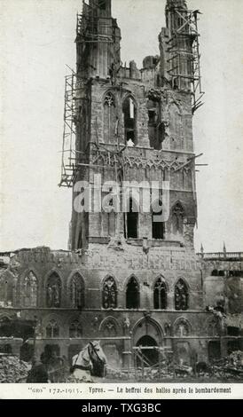 Carte postale représentant les ruines de la ville d'Ypres en Belgique après la PREMIÈRE GUERRE MONDIALE À l'explosif : la halle du beffroi. 1915 Banque D'Images