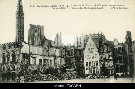 Carte postale représentant les ruines de la ville d'Ypres en Belgique après la PREMIÈRE GUERRE MONDIALE À l'explosif. 1915 Banque D'Images