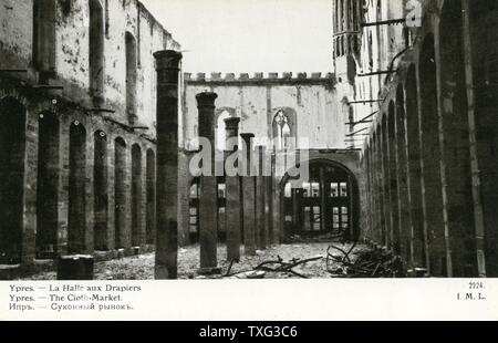 Carte postale représentant les ruines de la ville d'Ypres en Belgique après la PREMIÈRE GUERRE MONDIALE À l'explosif : la halle aux draps. 1915 Banque D'Images