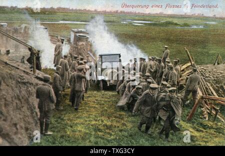 Des soldats de l'armée russe traversant une rivière au cours de la Première Guerre mondiale 1916 Banque D'Images