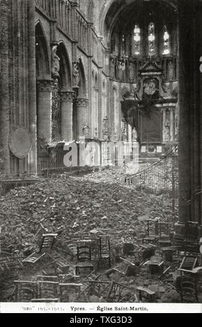 Carte postale représentant les ruines de la ville d'Ypres en Belgique après la PREMIÈRE GUERRE MONDIALE À l'explosif : l'église Saint Martin. 1915 Banque D'Images