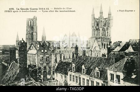 Carte postale représentant les ruines de la ville d'Ypres en Belgique après la PREMIÈRE GUERRE MONDIALE À l'explosif. 1915 Banque D'Images