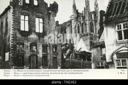 Carte postale représentant les ruines de la ville d'Ypres en Belgique après la PREMIÈRE GUERRE MONDIALE À l'explosif : le musée et la Conciergerie. 1915 Banque D'Images