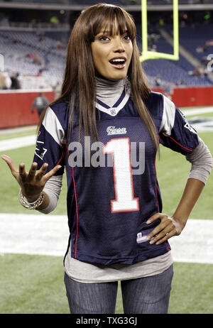 Victoria's Secret model Selita Ebanks entretient avec les médias tout en portant une New England Patriots jersey avant le match contre les Eagles de Philadelphie au Stade Gillette de Foxboro, Massachusetts le 25 novembre 2007. (Photo d'UPI/Matthew Healey) Banque D'Images