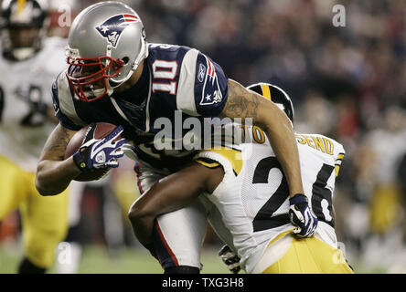 New England Patriots receveur Jabar Gaffney (10) ont aimé passé Pittsburgh Steelers Deshea Townsend évoluait (26) pour un gain de 32 verges au deuxième trimestre au Stade Gillette de Foxboro, Massachusetts le 9 décembre 2007. Les Patriotes a défait les Steelers 34-13. (Photo d'UPI/Matthew Healey) Banque D'Images