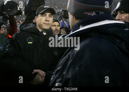 New York Jets entraîneur en chef Eric Mangini (L), serre la main avec New England Patriots Head coach Bill Belichick (R) après la défaite des patriotes les Jets 20-10 au Stade Gillette de Foxboro, Massachusetts le 16 décembre 2007. (Photo d'UPI/Matthew Healey) Banque D'Images