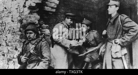 Des soldats de la 1ère Armée polonaise dans les ruines de Varsovie, au moment de l'insurrection du ghetto (août-septembre 1944). La 1ère Armée polonaise a fait partie de la première Jukov Maréchal avant de Biélorussie (groupe d'armées). Il a participé à la libération de Varsovie et de Pologne et la bataille de Berlin. Ces hommes dans le quartier Praga parlez avec un agent soviétique. Banque D'Images