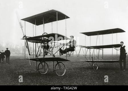 Pionnier Alliott Verdon-Roe aéronautique anglais aux commandes de son avion expérimental appelé 'Roe triplan J'. Premier vol dans le Marais de Walthamstow, le 5 juin 1909 Banque D'Images