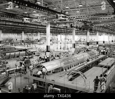 Assemblée générale de la Douglas Aircraft Company DC-8 de l'avion à réaction à leur ligne d'assemblage de Santa Monica, Californie, USA. Janvier 17, 1958 Banque D'Images