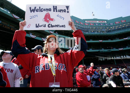 Red Sox de Boston de Polutchko ventilateur Beth Mansfield, Massachusetts se félicite de la Sox rouge retour à l'accueil avant leur première journée match contre les Tigers de Detroit à Fenway Park à Boston, Massachusetts, le 8 avril 2008. (Photo d'UPI/Matthew Healey) Banque D'Images