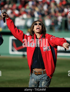 Le chanteur d'Aerosmith Steven Tyler chante 'God Bless America' au cours de la septième inning stretch des Red Sox d'ouverture à domicile contre les Tigers de Detroit à Fenway Park à Boston, Massachusetts, le 8 avril 2008. (Photo d'UPI/Matthew Healey) Banque D'Images