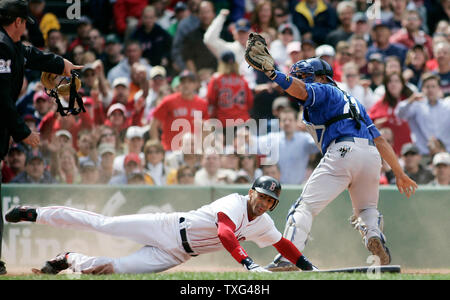 Red Sox de Boston's Julio Lugo (C) est étiqueté à la maison par Kansas City Royals catcher Miguel Olivo (21) après une seule par Red Sox batter David Ortiz dans la quatrième manche à Fenway Park à Boston, Massachusetts le 22 mai 2008. Accueil arbitre Hunter Wendelstedt (L) fait l'appel. (Photo d'UPI/Matthew Healey) Banque D'Images