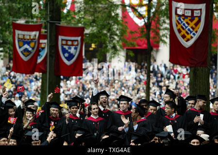 Un groupe d'étudiants diplômés de l'Université de Harvard fêter leur diplôme au cours de l'Université Harvard 2008 faisions Commencements exercices sur le campus de l'Université de Harvard à Cambridge, Massachusetts, le 5 juin 2008. (Photo d'UPI/Matthew Healey) Banque D'Images