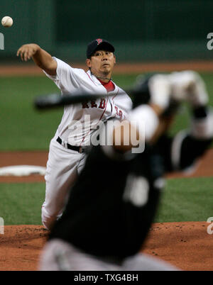 Le lanceur partant des Boston Red Sox Daisuke Matsuzaka (18) emplacements aux White Sox de Chicago frappeur Orlando Cabrera (18) dans la première manche à Fenway Park à Boston, Massachusetts le 29 août 2008. (Photo d'UPI/Matthew Healey) Banque D'Images