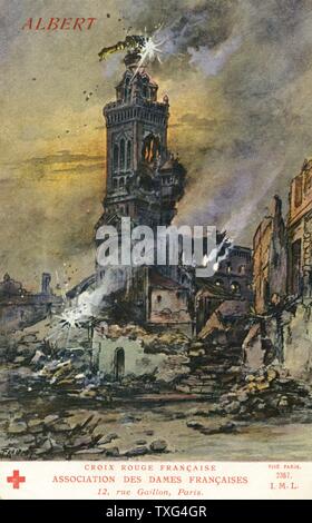 Carte postale représentant la Basilique Notre-Dame de Brebières d'Albert (Somme), d'être bombardé. Le dôme et la statue n'a pas tombé et la légende raconte que les gens pensaient que la guerre prendrait fin une fois le dôme a diminué. 1915 Banque D'Images