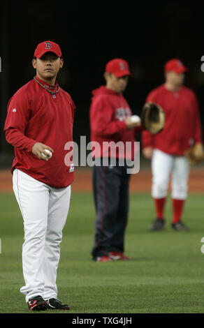 Le lanceur partant des Boston Red Sox Daisuke Matsuzaka (18) se réchauffe avant le match quatre des ALDS contre les Los Angeles Angels à Fenway Park à Boston, Massachusetts, le 6 octobre 2008. (Photo d'UPI/Matthew Healey Banque D'Images