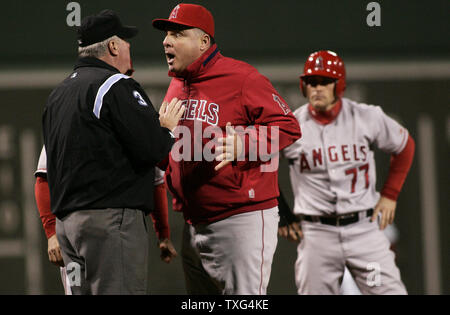 Los Angeles Angels manager Mike Scioscia (C) soutient un appel avec la troisième base juge-arbitre Tim Welke (L) après Welke appelé Reggie Willits (77) sur une balise par Boston rouge Sox catcher Jason Varitek en neuvième manche du match quatre de l'ALDS à Fenway Park à Boston, Massachusetts, le 6 octobre 2008. Les Red Sox défait les anges 3-2 pour remporter la série. (Photo d'UPI/Matthew Healey) Banque D'Images