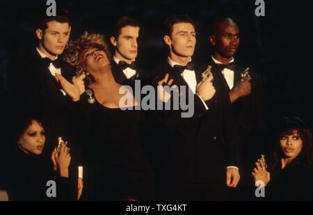 La chanteuse américaine Tina Turner sur la scène du Palais Omnisport de Bercy à Paris en 1996. Banque D'Images