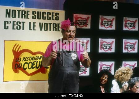 Coluche sur TF1 dans une émission spéciale à l'appui de les Restos du Cœur le 26 janvier 1986. Banque D'Images