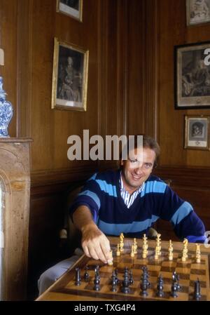 Le comédien français et l'imitateur Yves Lecoq sur sa propriété, située dans le département de la Somme, Suzanne's Castle. 18 août 1986 Banque D'Images