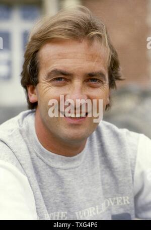 Le comédien français et l'imitateur Yves Lecoq sur sa propriété, située dans le département de la Somme, Suzanne's Castle. 18 août 1986 Banque D'Images